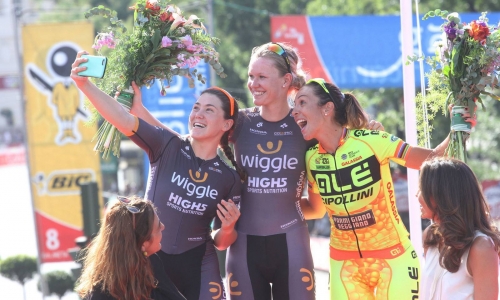 CHLOE HOSKING, GRANDE COLPO DI MERCATO #YELLOWFLUORANGE